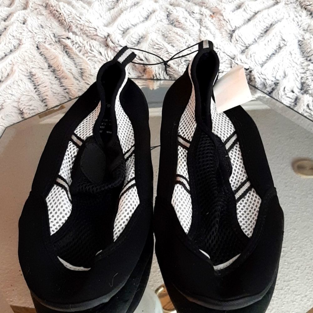BLACK WHITE‎ Swimming Shoes 9-10 womans